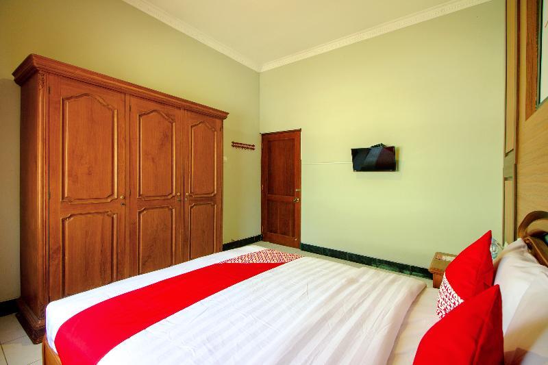 Oyo 1195 The Doctor'S Guest House Syariah Kejayan Exterior photo